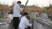 Thầy trò VS Phạm Tuấn Dũng đang chung tay xếp đồ lễ nơi mộ Sư tổ Nguyễn Tế Công và Sư tổ mẫu Đàm Thiếu Quỳnh